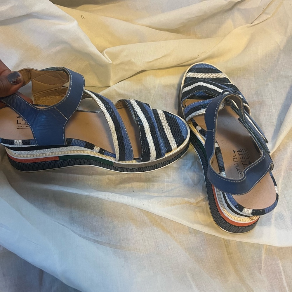 Blue Open-Toe Sandals with Ankle Strap and Striped Design